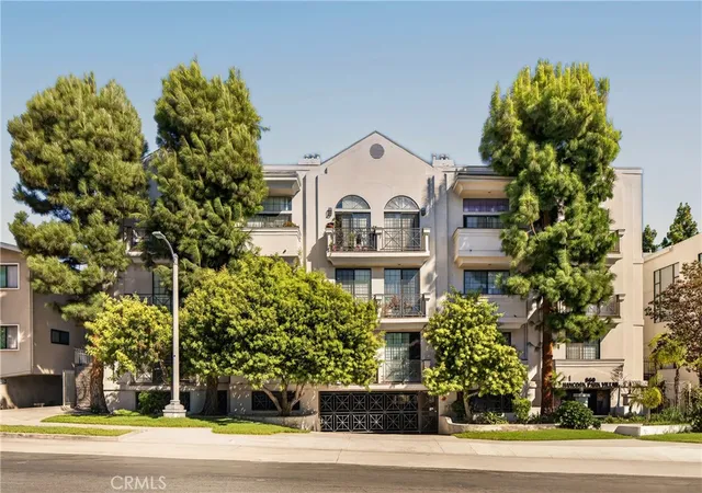 Photo 2 of Condo for sale at 860 S Lucerne #103, Los Angeles, CA 90005 | MLS# OC26199459 | Listing updated on 2026-09-20