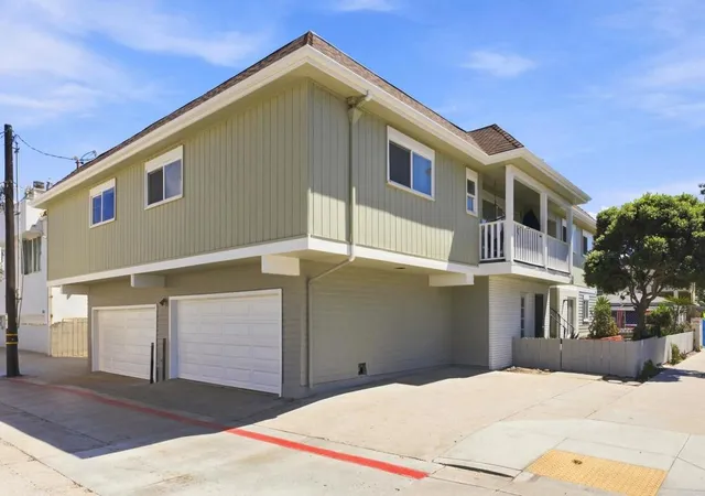 Photo 2 of Sale Pending at 806 Manhattan Ct, San Diego, CA 92109 | MLS# PTP2606902 | Listing updated on 2026-10-06