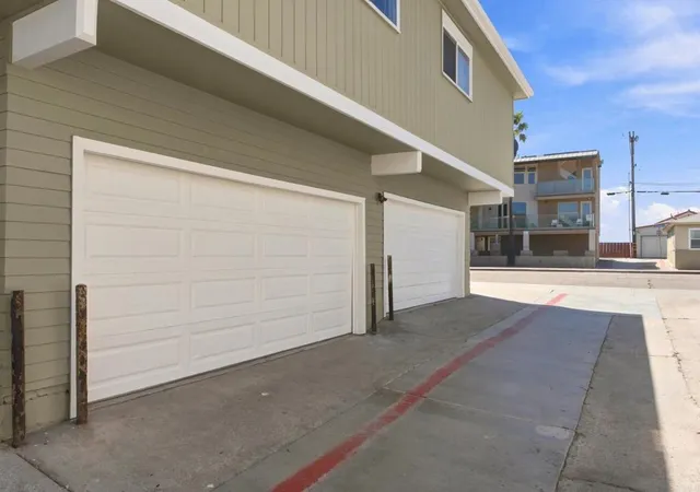 Photo 3 of Sale Pending at 806 Manhattan Ct, San Diego, CA 92109 | MLS# PTP2606902 | Listing updated on 2026-10-06