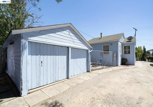 Photo 4 of House for sale at 2533 19th Avenue, Oakland, CA 94606 | MLS# 41148023 | Listing updated on 2026-09-18
