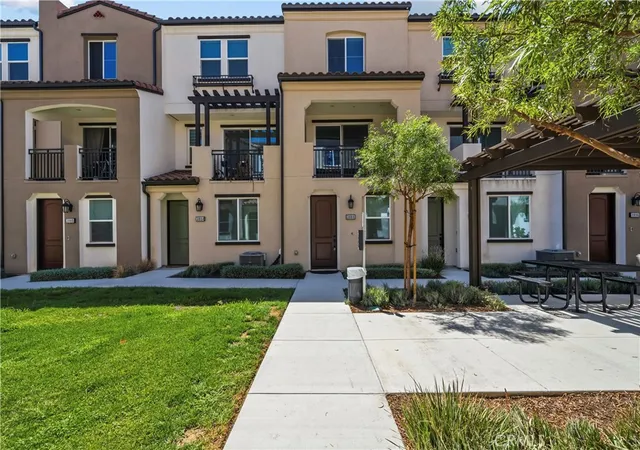 Townhouse for sale at 3888 Verdana Cir, La Verne, CA 91750 | MLS# SR26199252