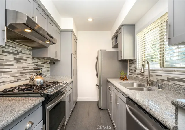 Photo 2 of Sale Pending at 6041 Fountain Park St #9, Woodland Hills, CA 91367 | MLS# SR26199723 | Listing updated on 2026-10-01