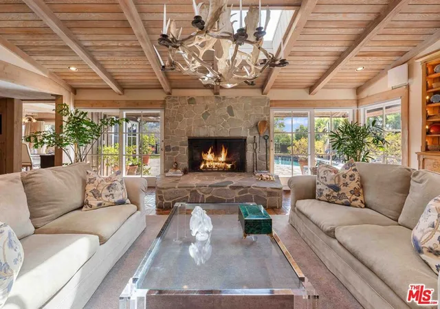 Photo 1 of Sale Pending at 1250 Shadow Hl Way, Beverly Hills, CA 90210 | MLS# 26987169 | Listing updated on 2026-10-06