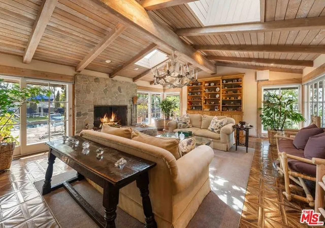 Photo 2 of Sale Pending at 1250 Shadow Hl Way, Beverly Hills, CA 90210 | MLS# 26987169 | Listing updated on 2026-10-06