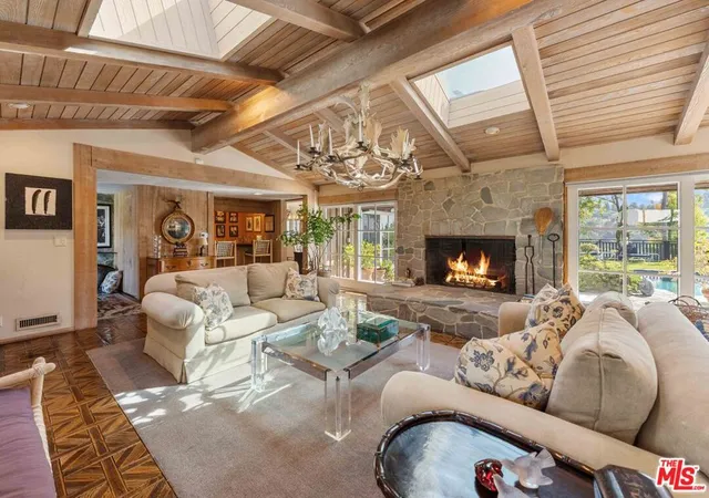 Photo 3 of Sale Pending at 1250 Shadow Hl Way, Beverly Hills, CA 90210 | MLS# 26987169 | Listing updated on 2026-10-06