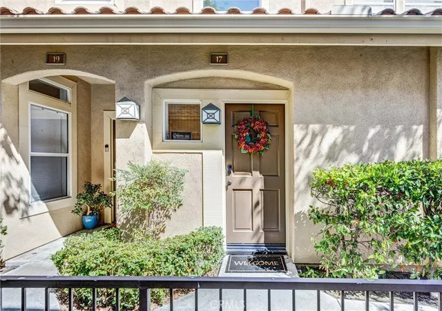 Listing Photo 2 - Condo for sale in building located at 17 Camino Del Oro, Rancho Santa Margarita, CA 92688 - Unit #42