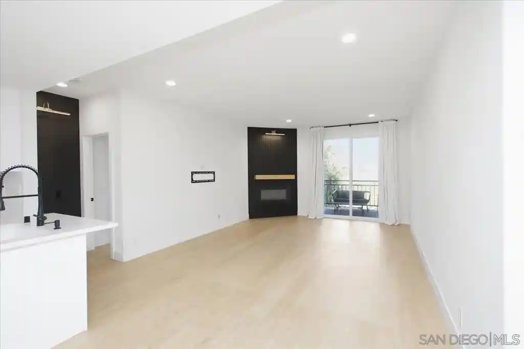 Listing Photo 2 - Condo for sale in 580 Camino De La Reina located at 580 Camino De La Reina, San Diego, CA 92108 - Unit #227