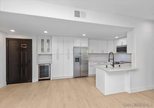 Listing Photo 3 - Condo for sale in building located at 580 Camino De La Reina, San Diego, CA 92108 - Unit #227