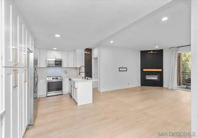 Listing Photo 5 - Condo for sale in building located at 580 Camino De La Reina, San Diego, CA 92108 - Unit #227