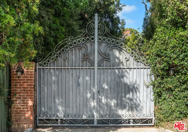 Photo 3 of Mansion for sale at 251 N Bristol Ave, Los Angeles, CA 90049 | MLS# 26987507 | Listing updated on 2026-09-19