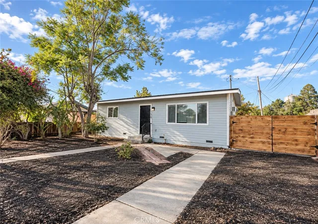 Photo 2 of Sale Pending at 130 N Grape St, Visalia, CA 93291 | MLS# FR26200029 | Listing updated on 2026-09-19