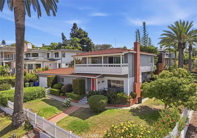 Photo 3 of Single family home for sale at 214 S Poinsettia Ave, Manhattan Beach, CA 90266 | MLS# SB26200109 | Listing updated on 2026-10-13