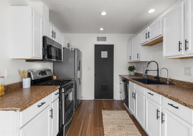 Listing Photo 5 - Condo for sale in building located at 1217 Mariposa Ct, Vista, CA 92084