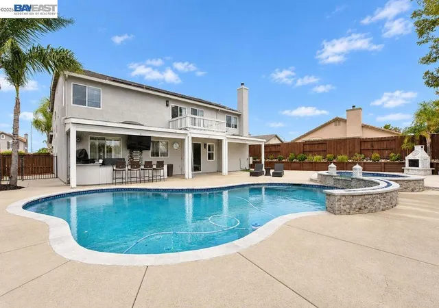 Photo 2 of Single family home for sale at 18 Pinenut Ct, Oakley, CA 94561 | MLS# 41148189 | Listing updated on 2026-10-05