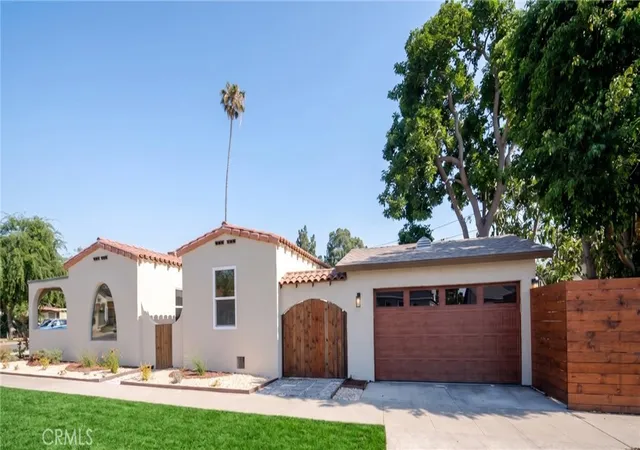 Single family home for sale at 2391 Fashion Ave, Long Beach, CA 90810 | MLS# CV26201344