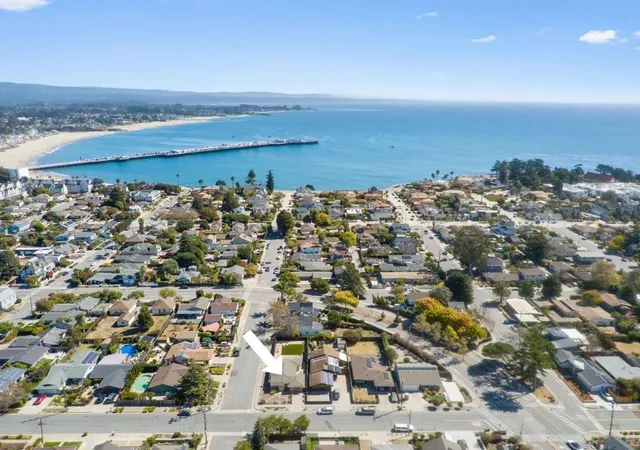 Photo 2 of Single family home for sale at 424 Liberty St, Santa Cruz, CA 95060 | MLS# ML82060619 | Listing updated on 2026-10-12