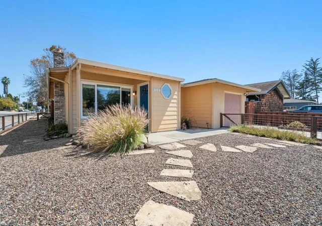 Photo 3 of Single family home for sale at 424 Liberty St, Santa Cruz, CA 95060 | MLS# ML82060619 | Listing updated on 2026-10-12