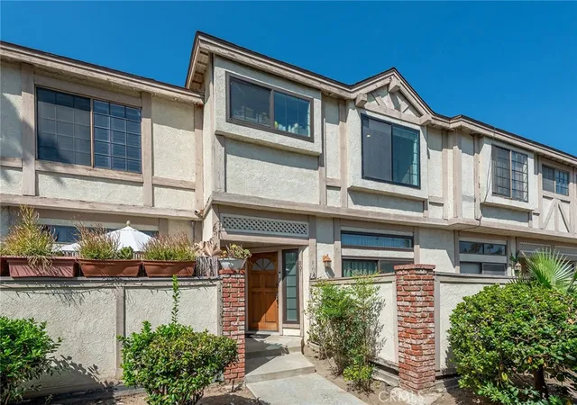 Photo 2 of Townhouse for sale at 7100 Balboa Blvd #807, Van Nuys, CA 91406 | MLS# SR26201395 | Listing updated on 2026-10-05
