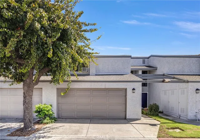 Listing Photo 2 - Condo for sale in building located at 4828 W 5Th, Santa Ana, CA 92703 - Unit #E