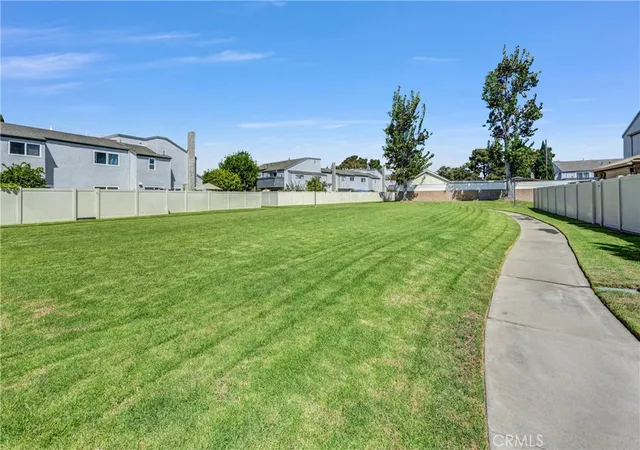 Listing Photo 3 - Condo for sale in building located at 4828 W 5Th, Santa Ana, CA 92703 - Unit #E