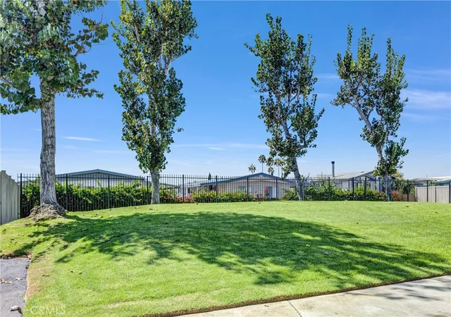 Listing Photo 5 - Condo for sale in building located at 4828 W 5Th, Santa Ana, CA 92703 - Unit #E