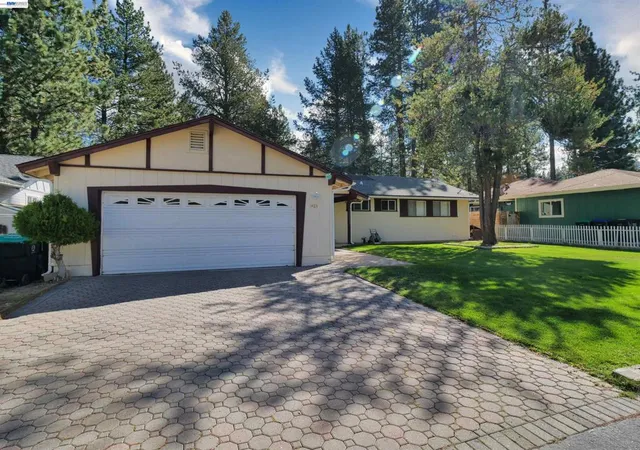Photo 3 of Single family home for sale at 1423 Rancho Way, South Lake Tahoe, CA 96150 | MLS# 41148332 | Listing updated on 2026-10-07