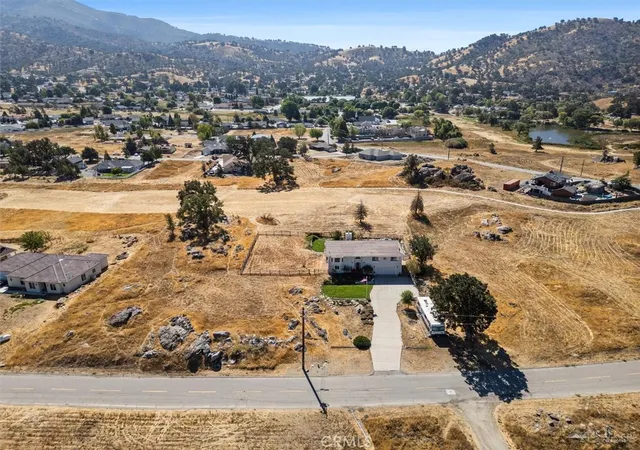 Photo 2 of Single family home for sale at 28360 Burning Tree Dr, Tehachapi, CA 93561 | MLS# PI26202463 | Listing updated on 2026-09-18