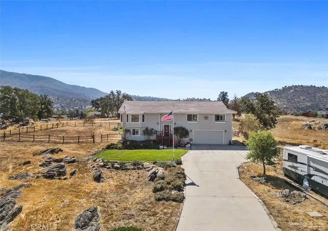 Photo 4 of Single family home for sale at 28360 Burning Tree Dr, Tehachapi, CA 93561 | MLS# PI26202463 | Listing updated on 2026-09-18