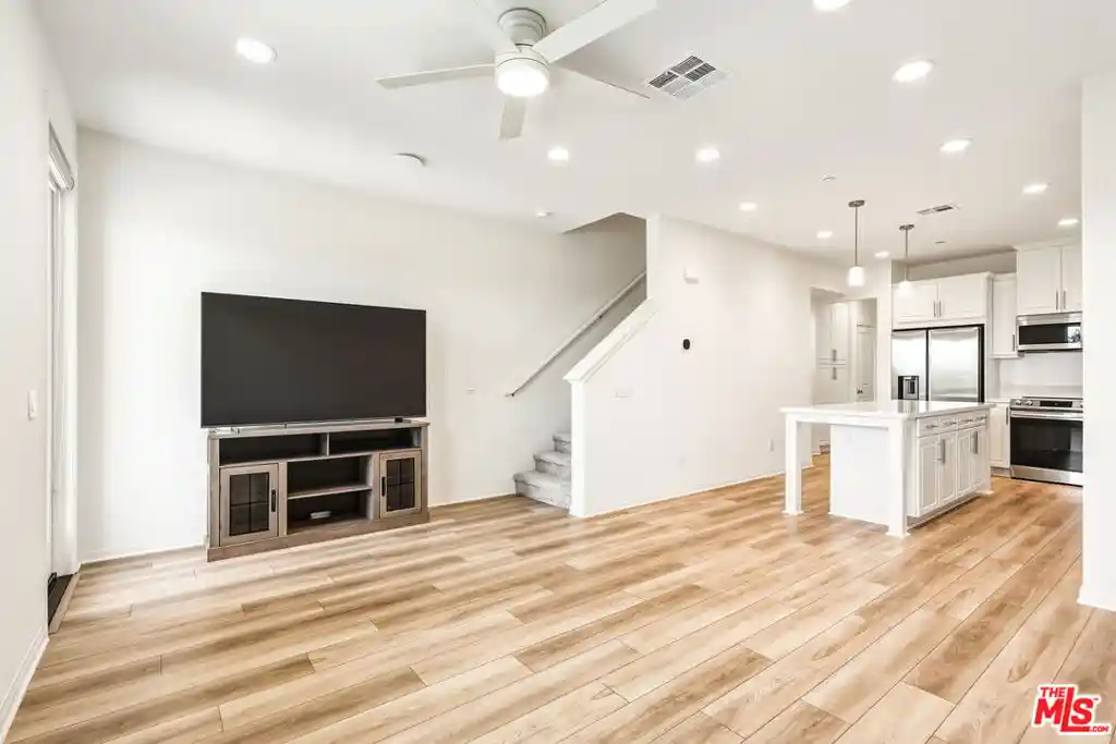Listing Photo 1 - Condo for sale in 1095 N Harbor Blvd located at 1095 N Harbor Blvd, Anaheim, CA 92801 - Unit 1095 N Harbor Blvd