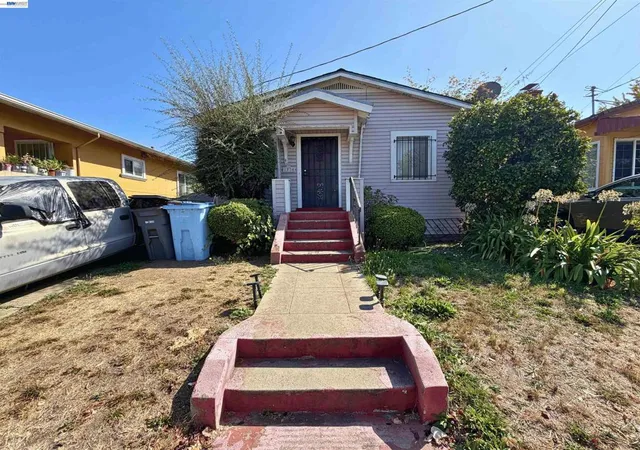 Photo 1 of Sale Pending at 1514 Russell St, Berkeley, CA 94703 | MLS# 41148378 | Listing updated on 2026-09-28