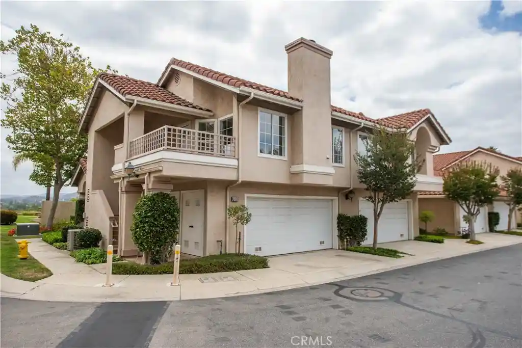 Listing Photo 2 - Condo for sale in 600 Kingswood Ln located at 600 Kingswood Ln, Simi Valley, CA 93065 - Unit 600 Kingswood Ln