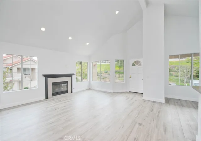 Listing Photo 4 - Condo for sale in building located at 600 Kingswood Ln, Simi Valley, CA 93065 - Unit #A