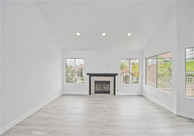 Listing Photo 5 - Condo for sale in building located at 600 Kingswood Ln, Simi Valley, CA 93065 - Unit #A