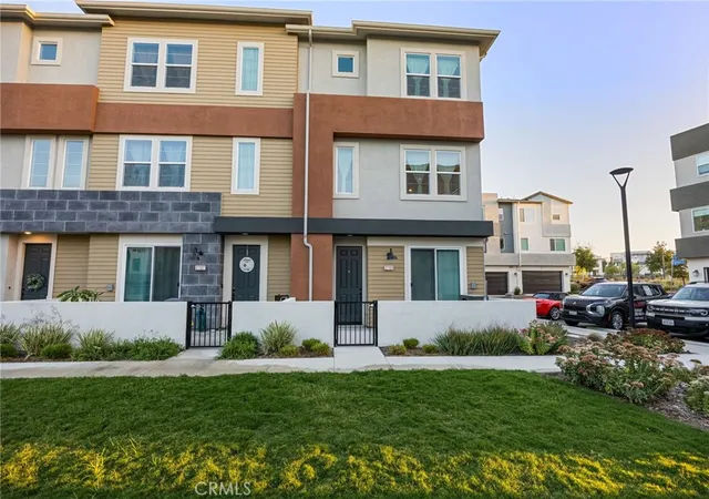 Listing Photo 2 - Condo for sale in building located at 27131 Observation Ct, Stevenson Ranch, CA 91381