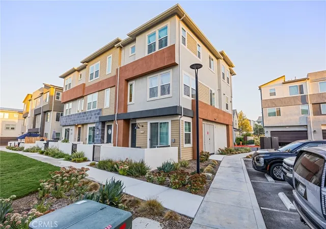 Listing Photo 3 - Condo for sale in building located at 27131 Observation Ct, Stevenson Ranch, CA 91381