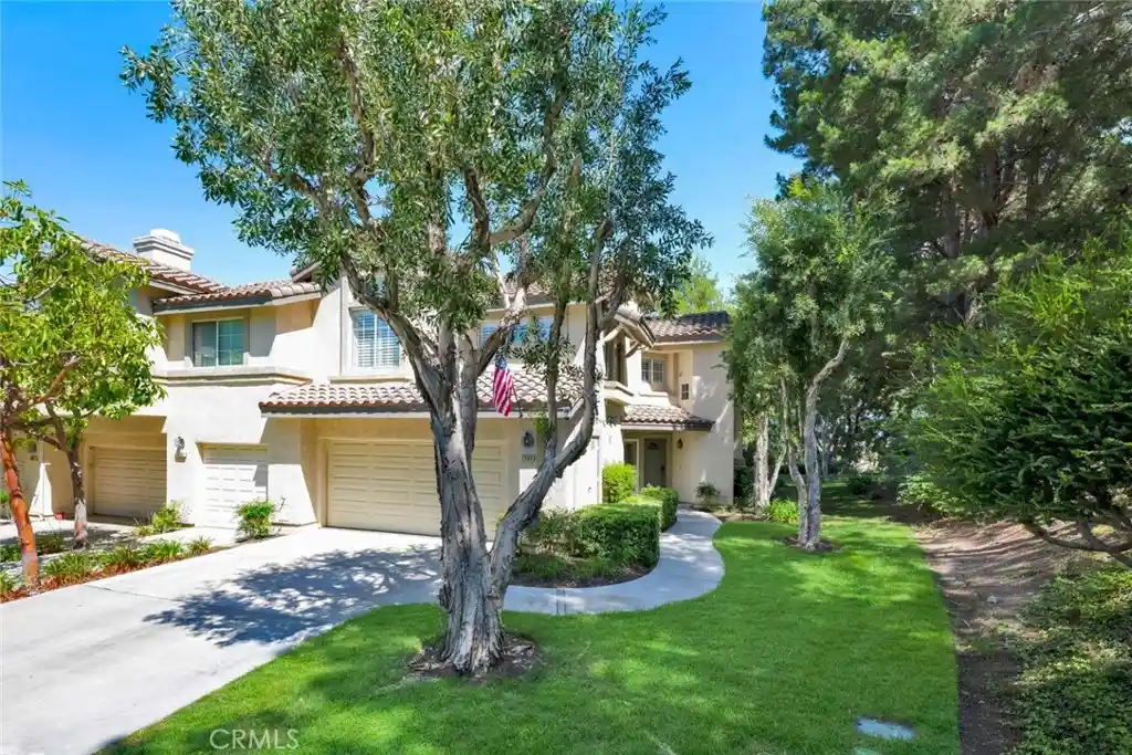 Listing Photo 2 - Condo for sale in 7999 E Viewrim located at 7999 E Viewrim, Anaheim, CA 92808 - Unit 7999 E Viewrim