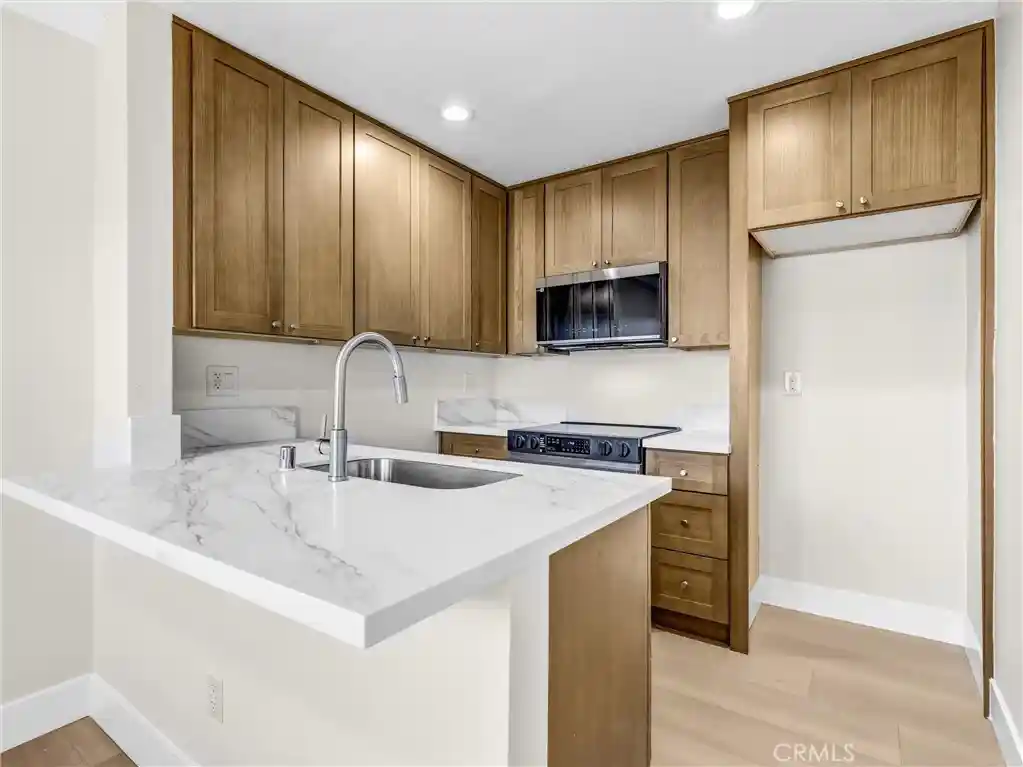 Listing Photo 2 - Condo for sale in 5530 Ackerfield Ave located at 5530 Ackerfield Ave, Long Beach, CA 90805 - Unit #210