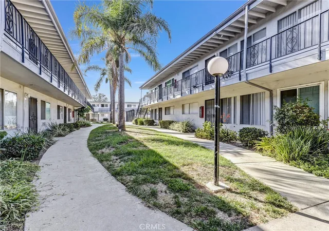 Listing Photo 4 - Condo for sale in building located at 5530 Ackerfield Ave, Long Beach, CA 90805 - Unit #210