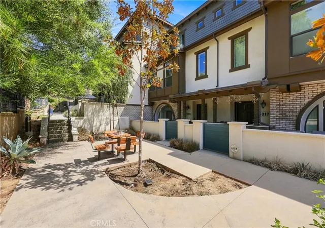 Listing Photo 2 - Condo for sale in building located at 5315 Bihr Ct, Whittier, CA 90601