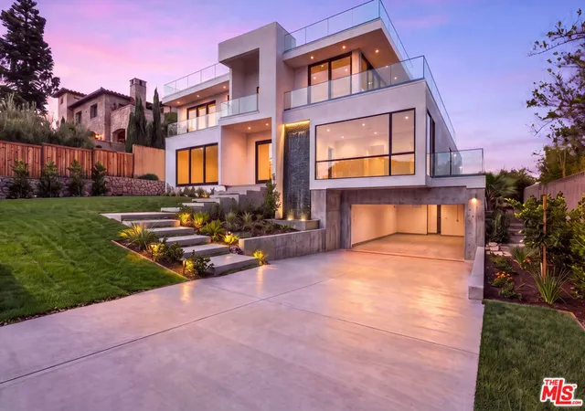 Photo 3 of Mansion for sale at 1015 Franklin St, Santa Monica, CA 90403 | MLS# 26969825 | Listing updated on 2026-10-09