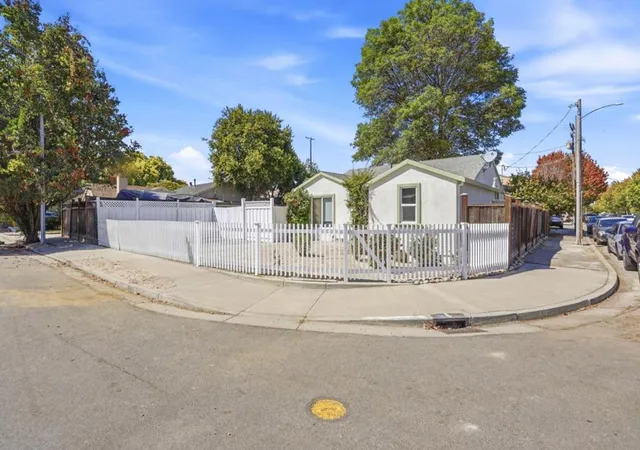 Photo 2 of Single family home for sale at 1001 Obrien Ct, San Jose, CA 95126 | MLS# ML82058246 | Listing updated on 2026-10-12