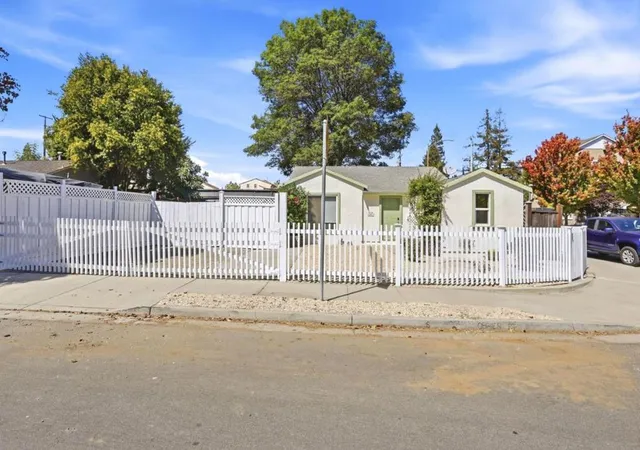 Photo 3 of Single family home for sale at 1001 Obrien Ct, San Jose, CA 95126 | MLS# ML82058246 | Listing updated on 2026-10-12