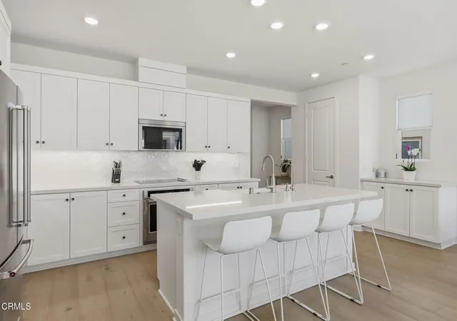 Listing Photo 2 - Condo for sale in building located at 253 Capistrano Dr, Ventura, CA 93004