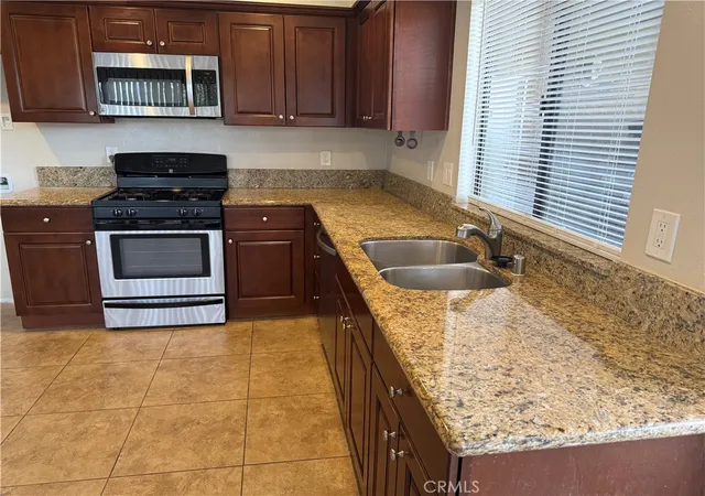 Listing Photo 3 - Condo for sale in building located at 44580 La Paz, Temecula, CA 92592