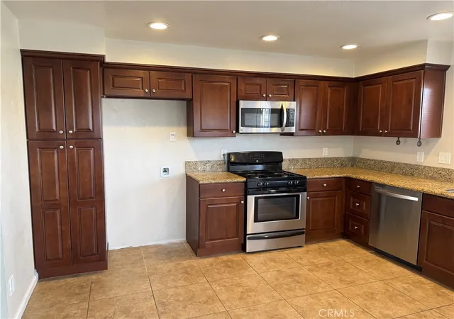 Listing Photo 4 - Condo for sale in building located at 44580 La Paz, Temecula, CA 92592