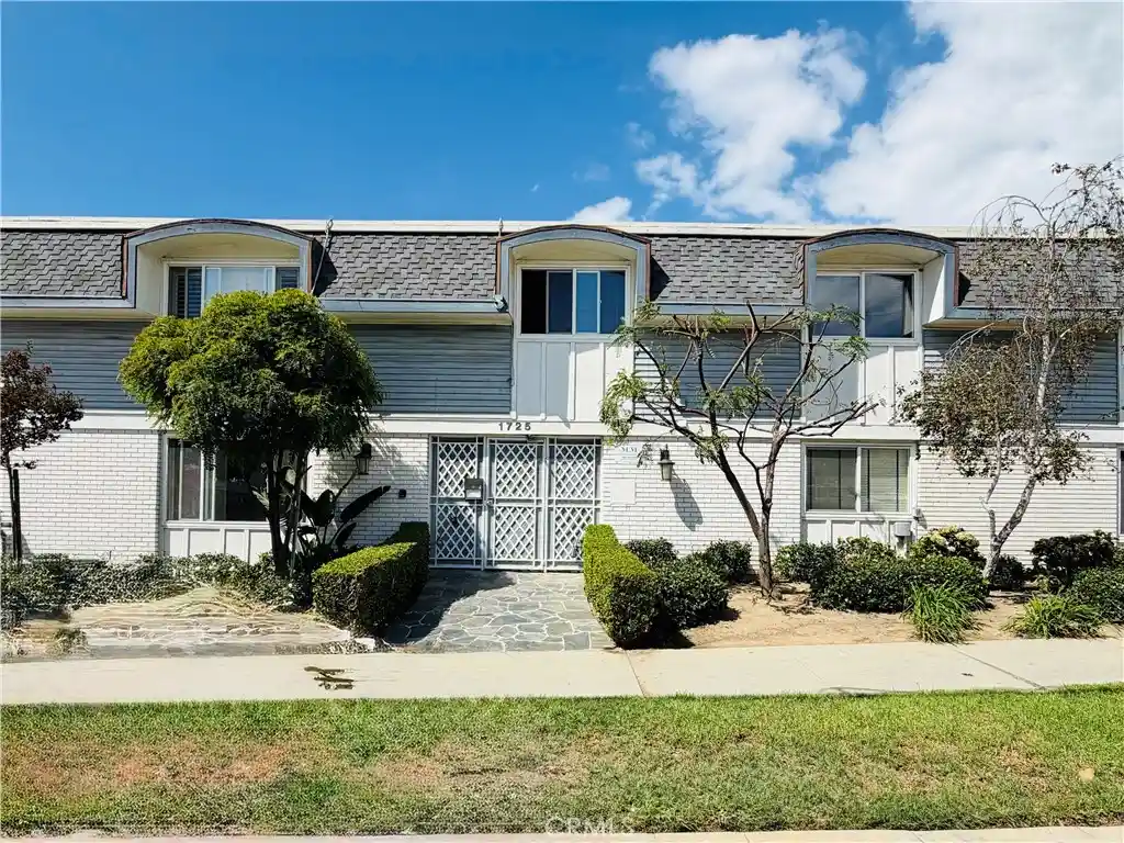 Photo 1 of Condo for sale at 1725 Loma Ave #6, Long Beach, CA 90804 | MLS# IV26204305 | Listing updated on 2026-10-16