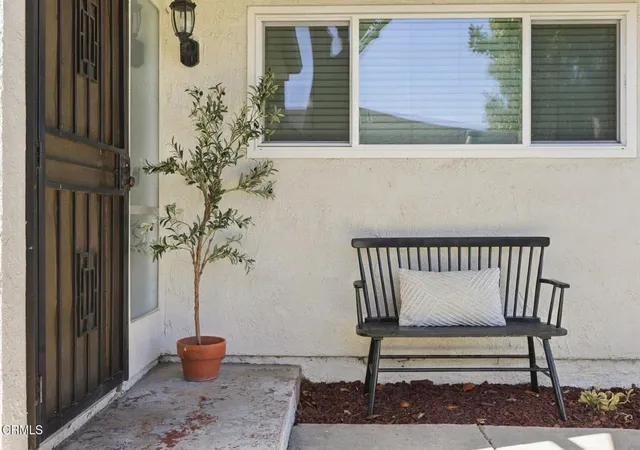 Listing Photo 2 - Condo for sale in building located at 1137 Chalmette Ave, Ventura, CA 93003