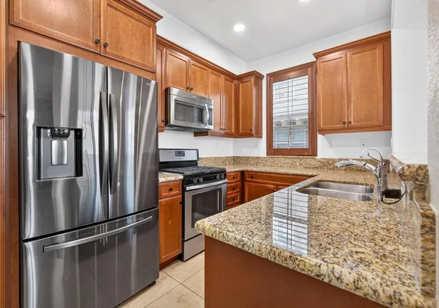 Listing Photo 5 - Condo for sale in building located at 1830 Crimson Ct, Chula Vista, CA 91913 - Unit #11