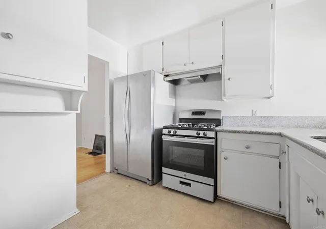 Listing Photo 4 - Condo for sale in building located at 2075 E Appleton St, Long Beach, CA 90803 - Unit #27
