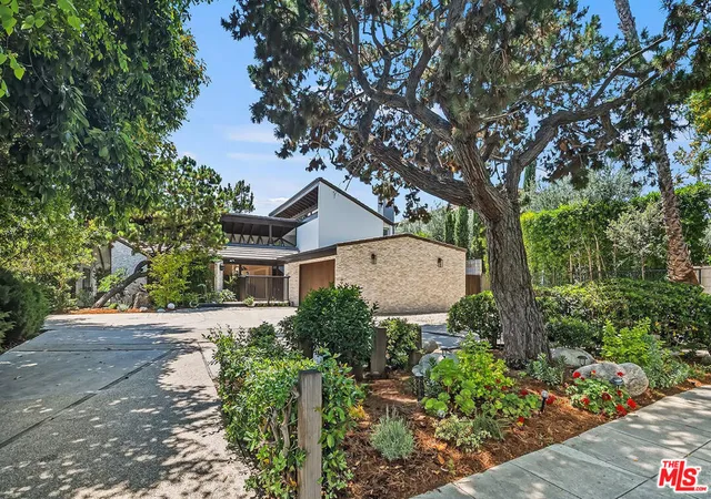 Photo 1 of Single family home for sale at 515 N Roxbury Dr, Beverly Hills, CA 90210 | MLS# 26989497 | Listing updated on 2026-10-09